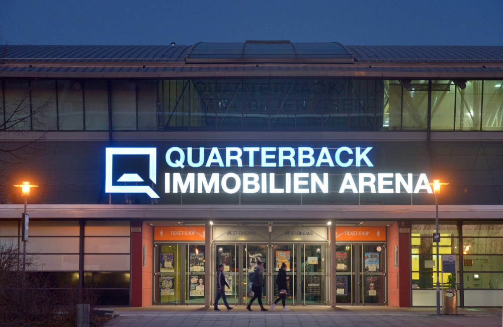 QUARTERBACK Immobilien ARENA bei Nacht