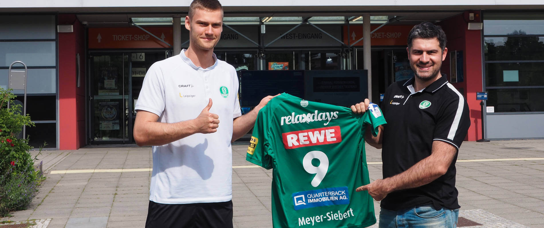 QUARTERBACK weitere zwei Jahre Trikotsponsor der Handballer vom SC DHfK Leipzig