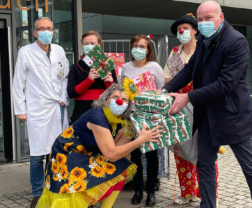 QUARTERBACK übergibt Geschenke an Universitätsklinikum Dresden