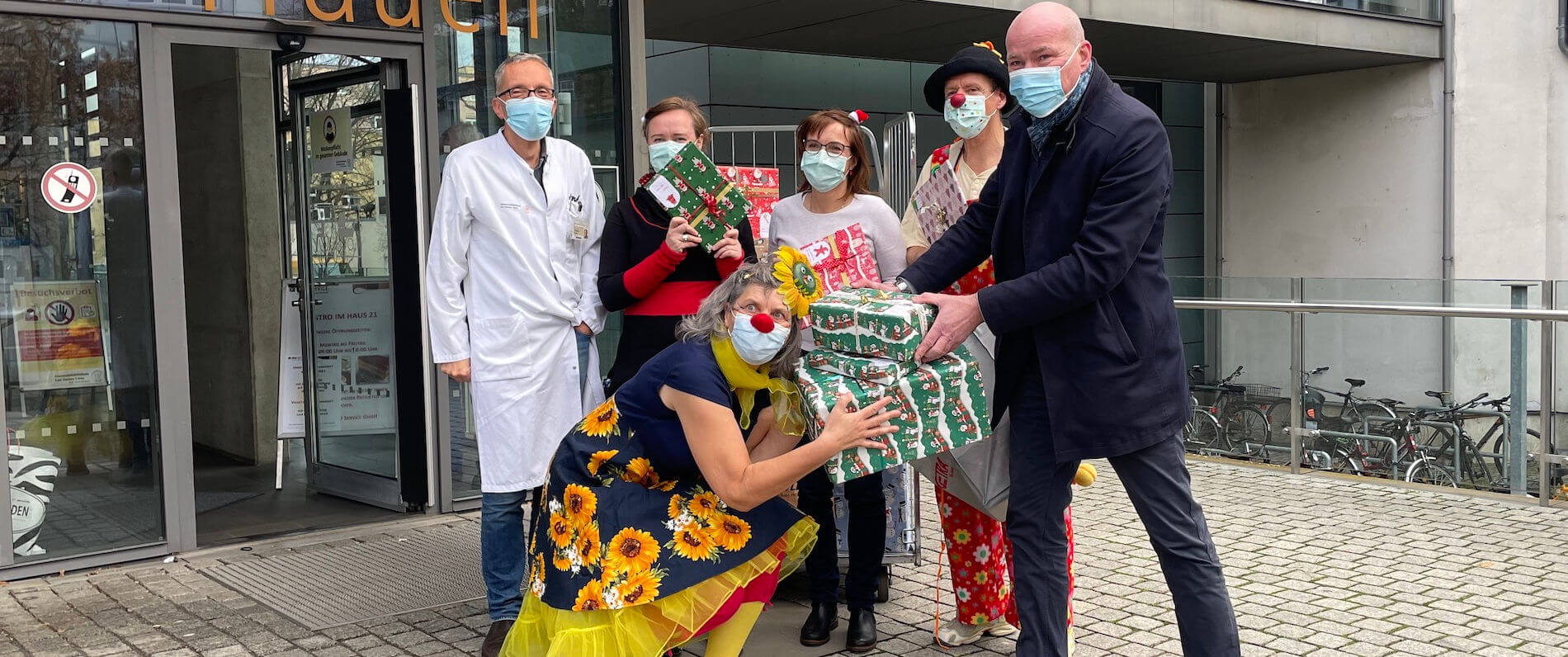 QUARTERBACK übergibt Geschenke an Universitätsklinikum Dresden
