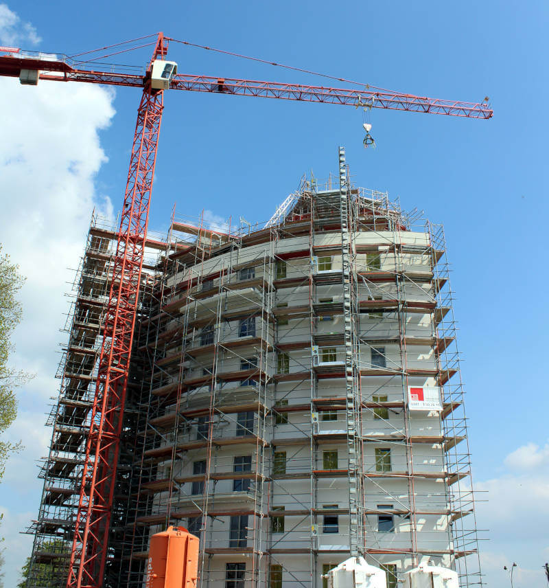 Die Richtkrone schwebt über dem Delitzscher Wasserturm